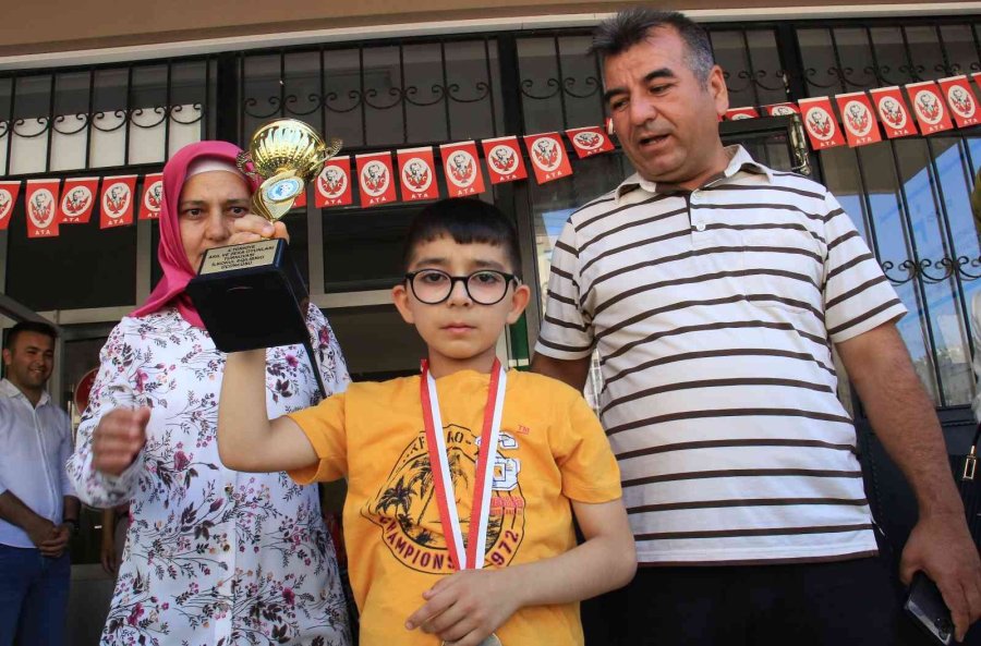 Polis Eskortuyla Evden Alındı, Okulunda Şampiyon Gibi Karşılandı