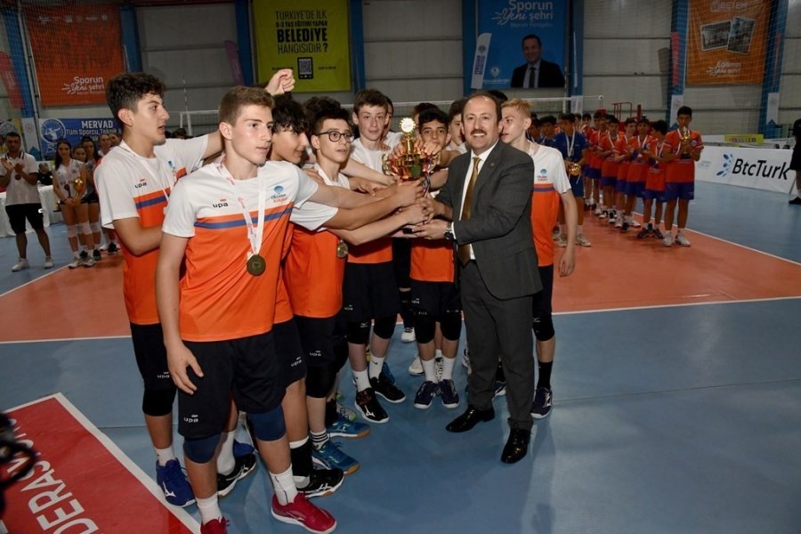 Vali Pehlivan, Voleybolun Şampiyonlarına Ödüllerini Verdi