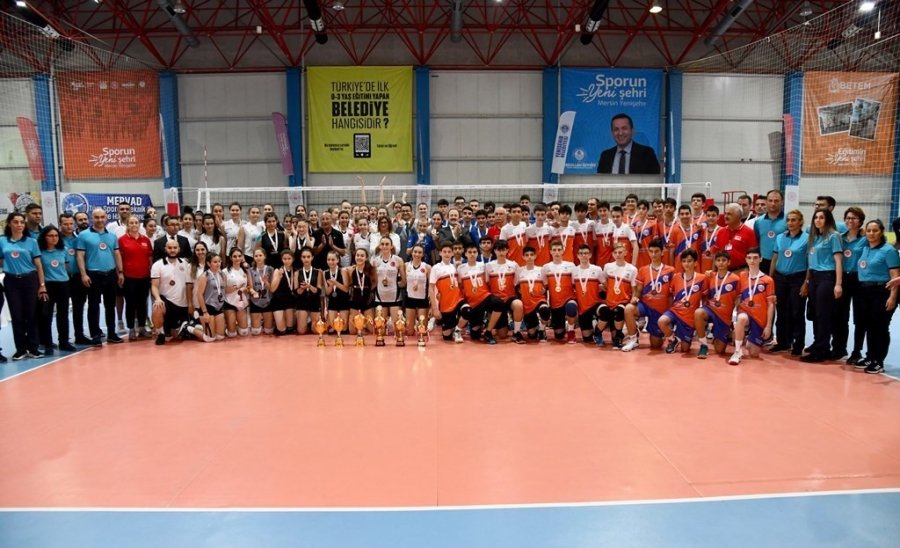 Vali Pehlivan, Voleybolun Şampiyonlarına Ödüllerini Verdi