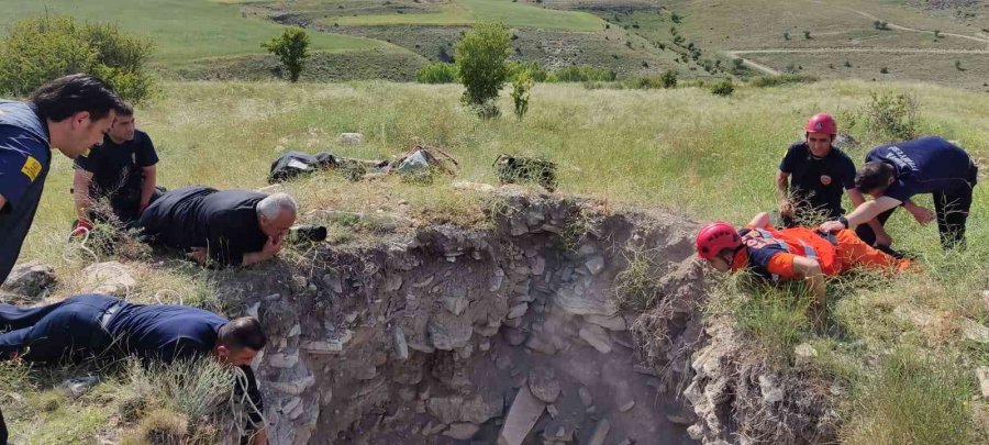 Definecilerin Kazdığı Kuyuya Düşen Kuzu İki Gün Süren Uğraş Sonunda Kurtarıldı