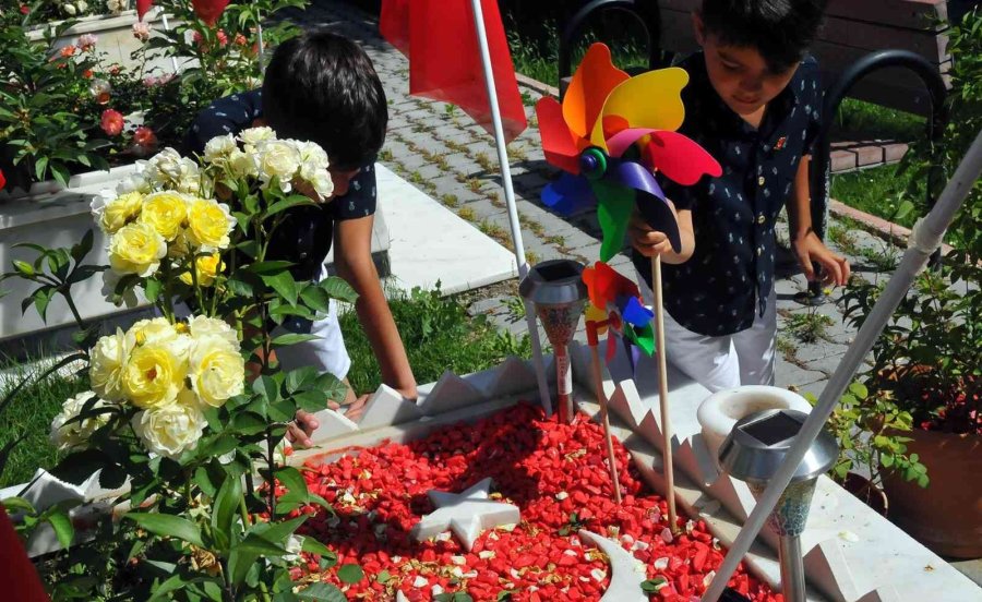 Şehit Babalarının Mezarını Gül Suyuyla Temizlediler