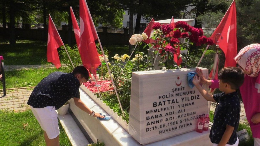 Şehit Babalarının Mezarını Gül Suyuyla Temizlediler