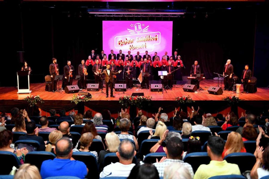 Kursiyerler ’bahar Esintileri’ Konserinde Sahne Deneyimi Yaşadı