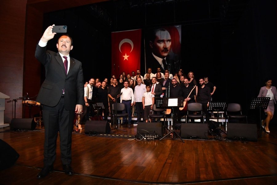 Türk Halk Müziği Öğretmenler Korosu Konser Verdi