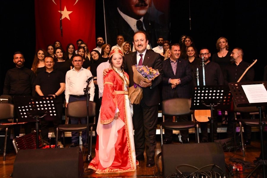 Türk Halk Müziği Öğretmenler Korosu Konser Verdi