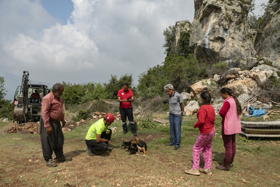 Mersin’de 2 Gün Çukurda Mahsur Kalan Köpek Kurtarıldı