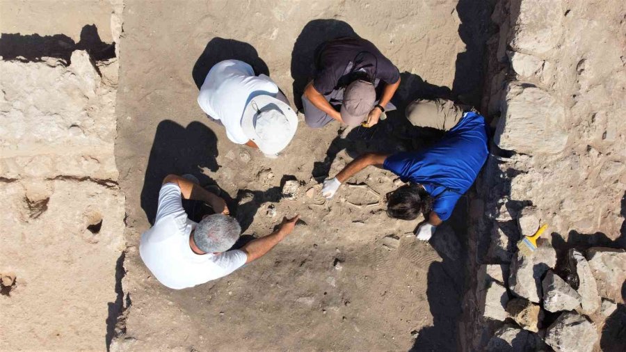 Antik Kentte 35 Yılda İlk Kez Bulundu: Bilezik Ve Hediyelerle Gömülmüş