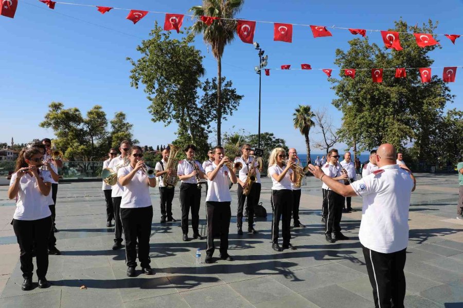 Deniz Şehitleri Anısına Suya Çelenk Bırakıldı