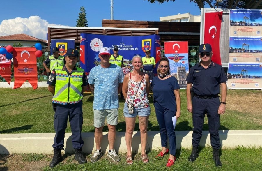 Jandarmadan Turistlere 3 Farklı Dilde Trafik Farkındalık Eğitimi