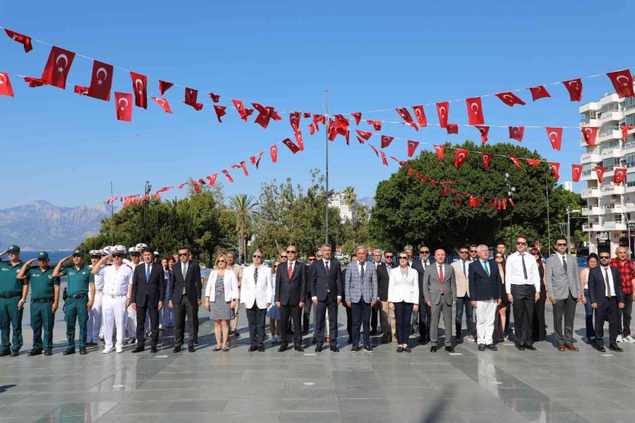 Deniz Şehitleri Anısına Suya Çelenk Bırakıldı