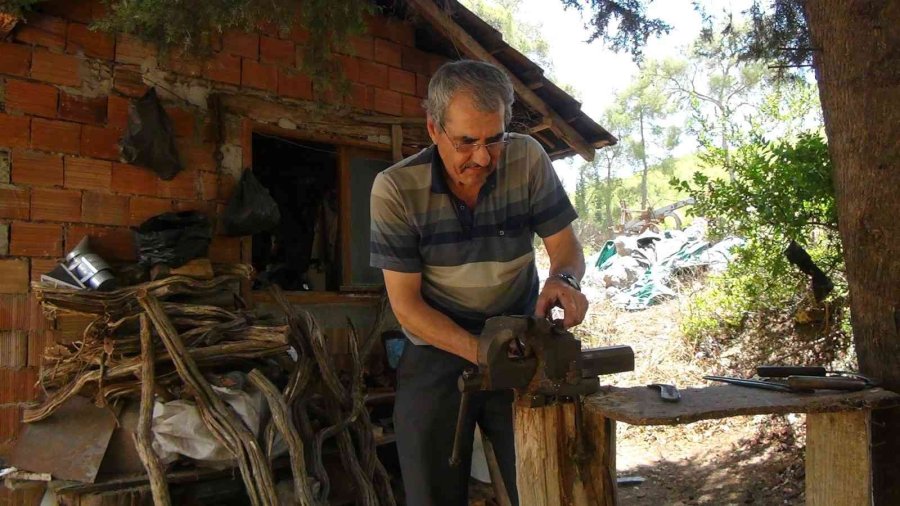 Evinin Bahçesinde Ahşap Kulübede Elleriyle Yapıyor, Siparişlere Yetişemiyor