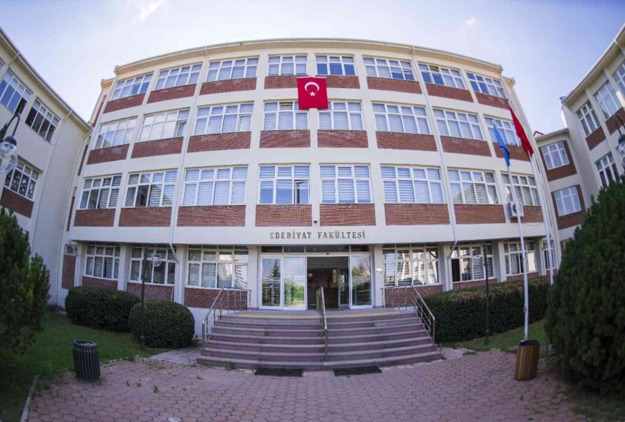 Anadolu Üniversitesi Edebiyat Fakültesi, Düşünce Dünyasını Zenginleştiren Mezunlar Yetiştiriyor