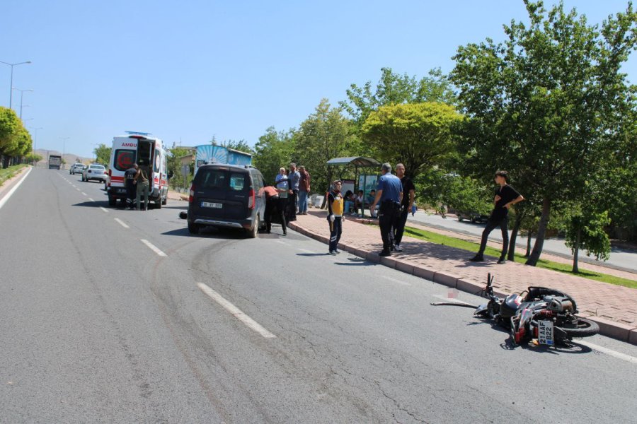 Motosikletiyle Otomobilin Altında Kalan Muhabir Hayatını Kaybetti