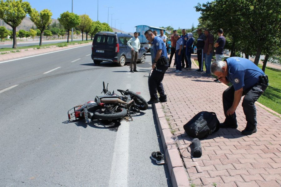 Motosikletiyle Otomobilin Altında Kalan Muhabir Hayatını Kaybetti