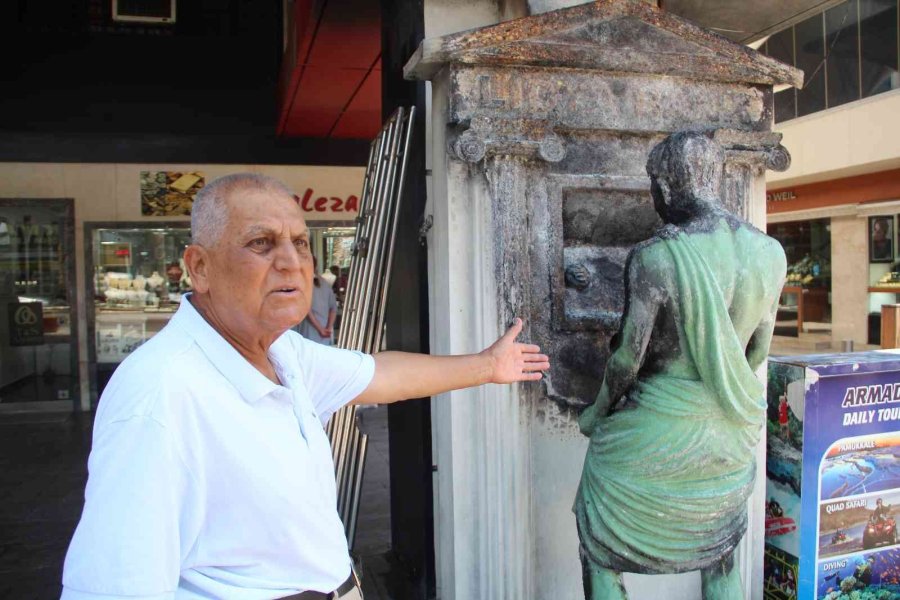 Roma Heykelini Önce Tekmeledi, Sonra Bezin Döküp Yaktı