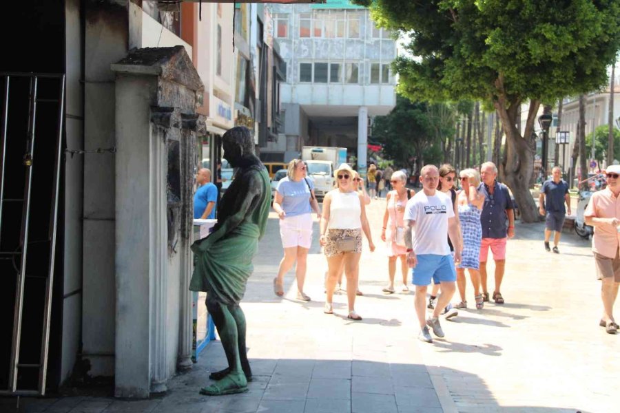 Roma Heykelini Önce Tekmeledi, Sonra Bezin Döküp Yaktı