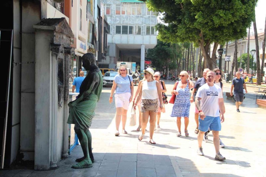 Roma Heykelini Önce Tekmeledi, Sonra Bezin Döküp Yaktı