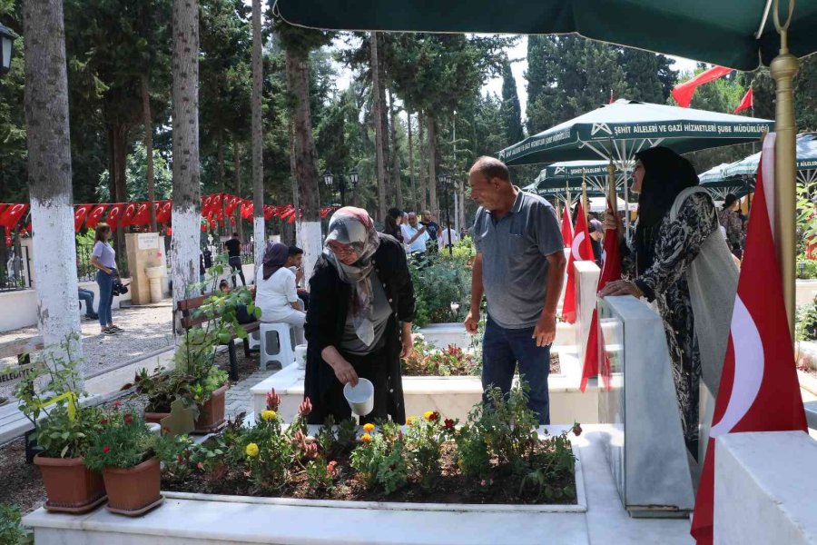 Şehit Annesi: "biz Mehmetçiklerimizin Sayesinde Ayaktayız, Bir Gitse De Bin Geliyor"