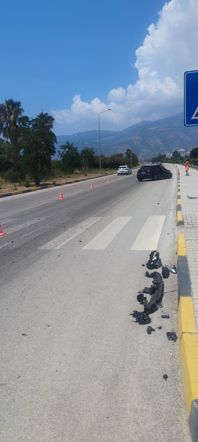 Finike’de Trafik Kazası: 1 Yaralı