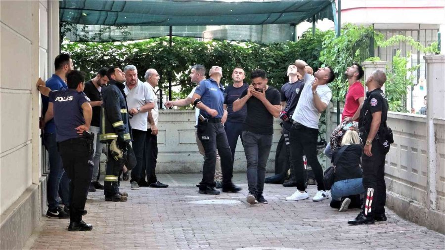 Yeğenlerini Ve Kardeşini Rehin Aldı, Linç Edilmekten Polis Kurtardı