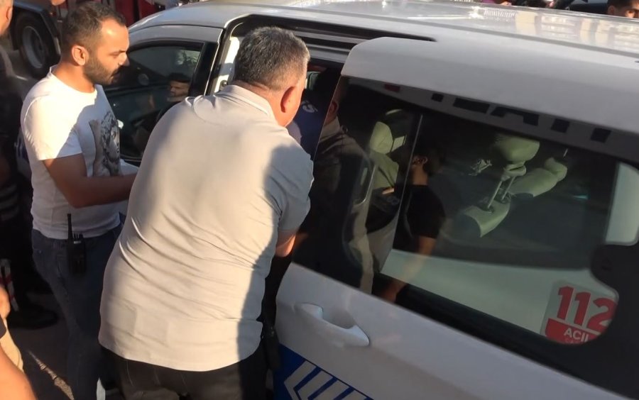 Yeğenlerini Ve Kardeşini Rehin Aldı, Linç Edilmekten Polis Kurtardı