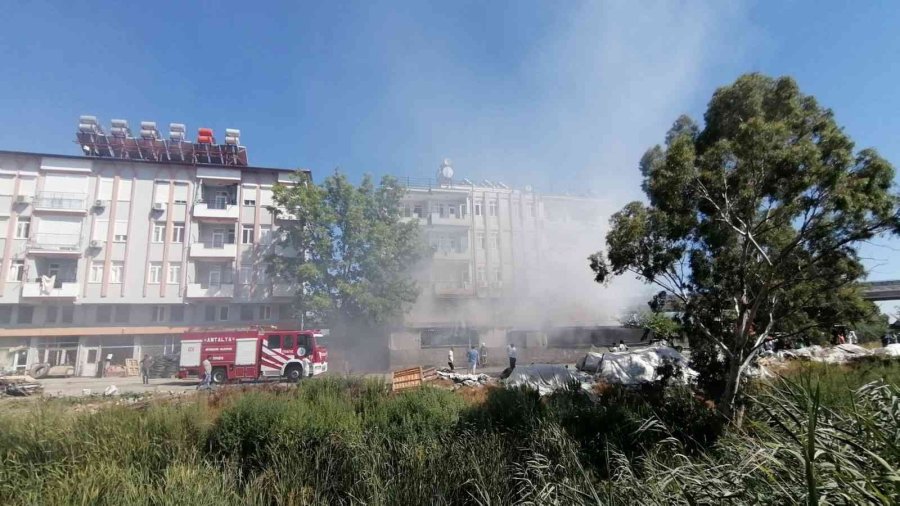 Antalya’da Korkutan Depo Yangını