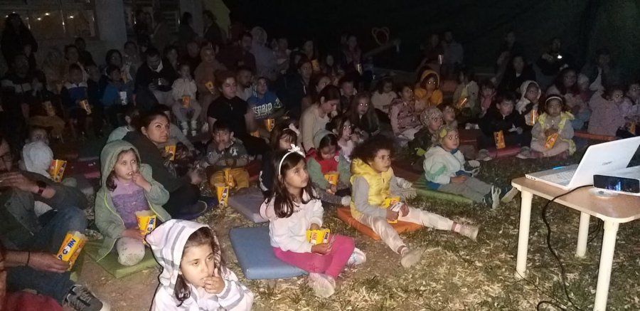 Anaokul Bahçesinde Açık Hava Film Etkinliği