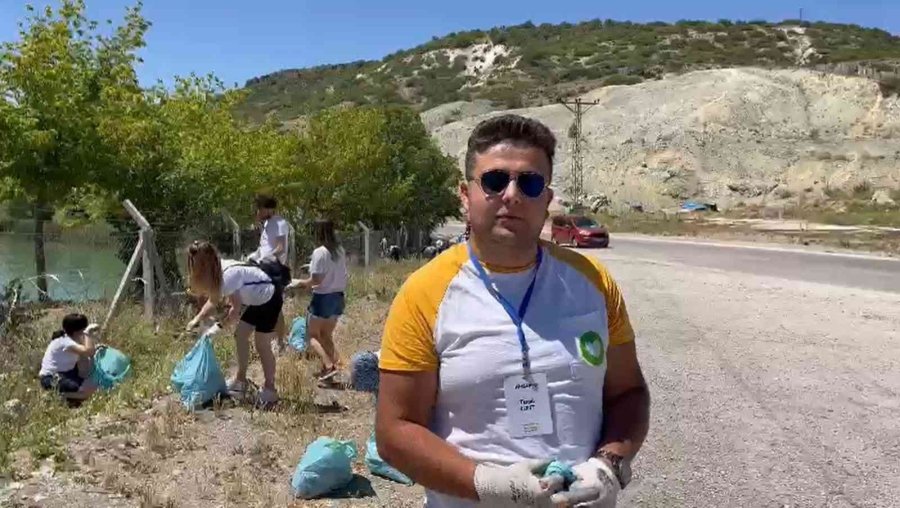 Çevre Gönüllüleri Gölet Çevresinde 2 Saatte 97 Torba Çöp Topladı