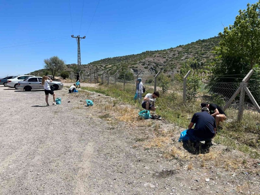 Çevre Gönüllüleri Gölet Çevresinde 2 Saatte 97 Torba Çöp Topladı
