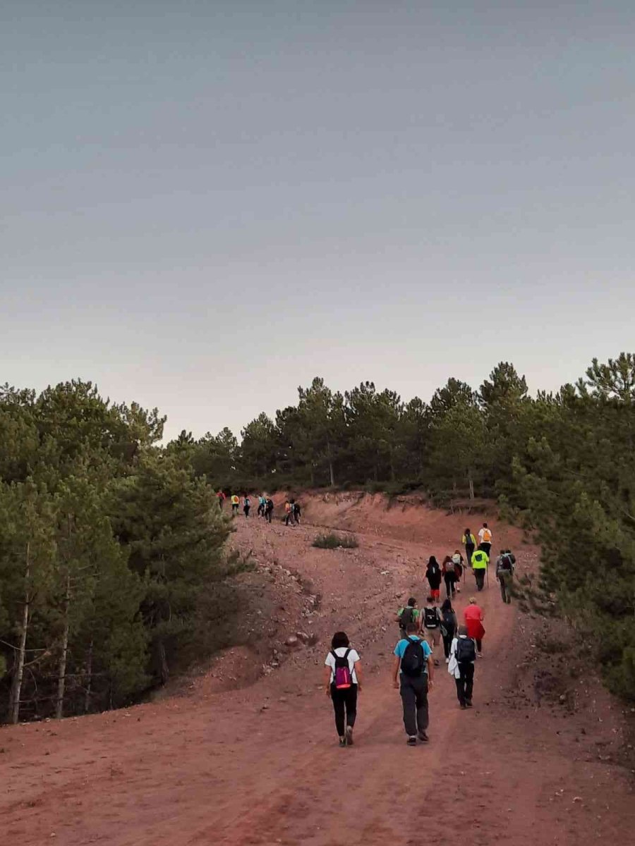 Doğa Tutkunları 10 Kilometrelik Gece Yürüyüşü Yaptı