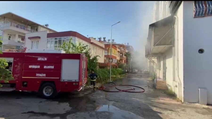 Alev Alan Jenaratörün Dumanı Binayı Sardı, Vatandaşlar Panikle Binadan Böyle Kaçtı