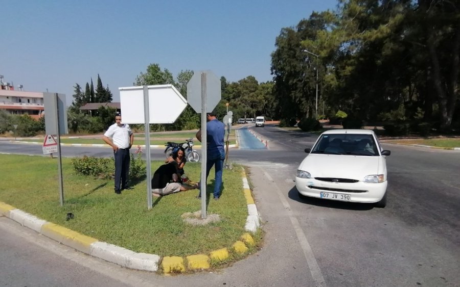 Meydana Gelen Kazalar Marketçi Kadını İsyan Ettirdi: “bu Kavşakta Kaza Görmekten Bıktık”