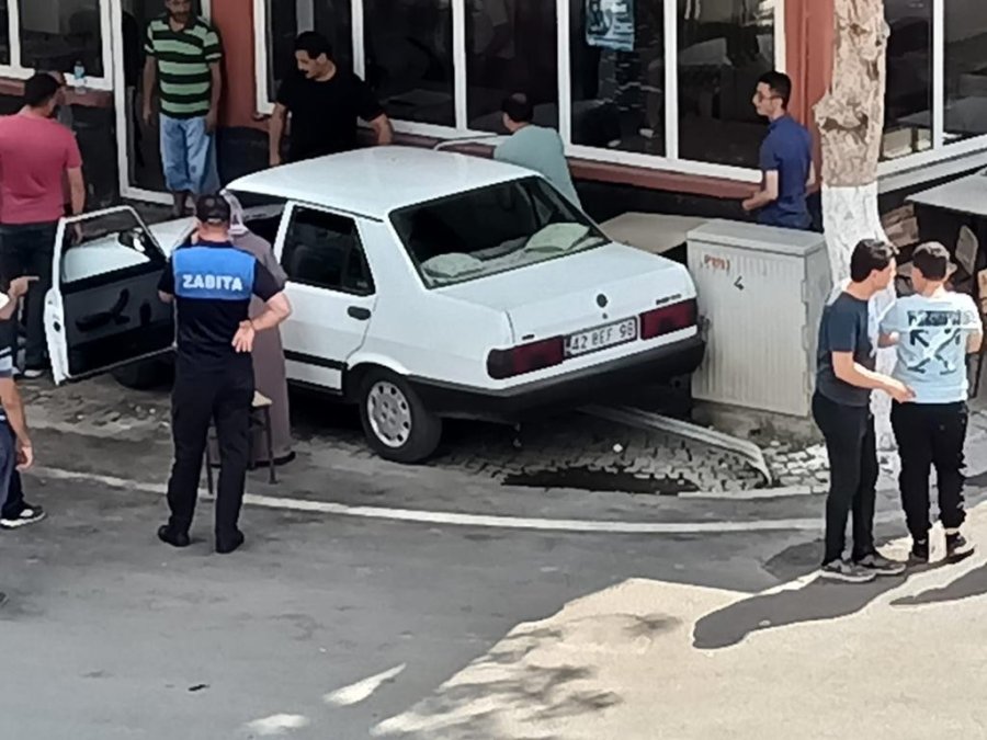 Kontrolden Çıkan Otomobil Kahvehanede Çay İçin Müşteriye Çarptı