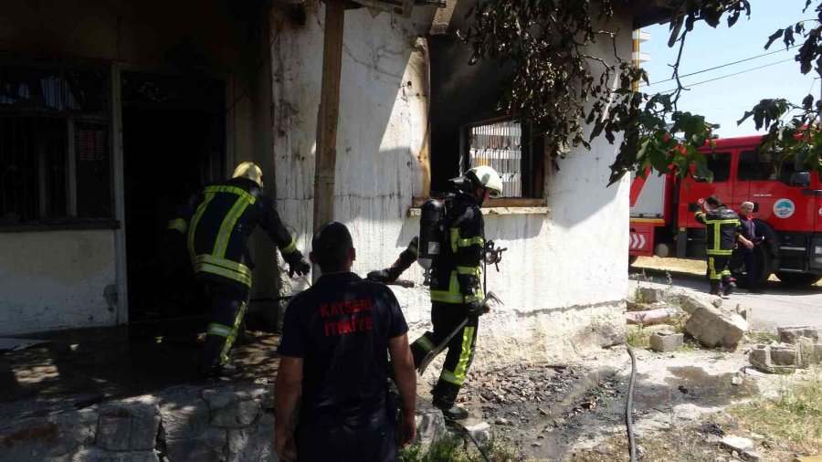 Müstakil Evde Çıkan Yangın Söndürüldü