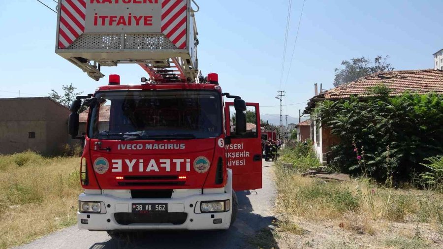 Müstakil Evde Çıkan Yangın Söndürüldü