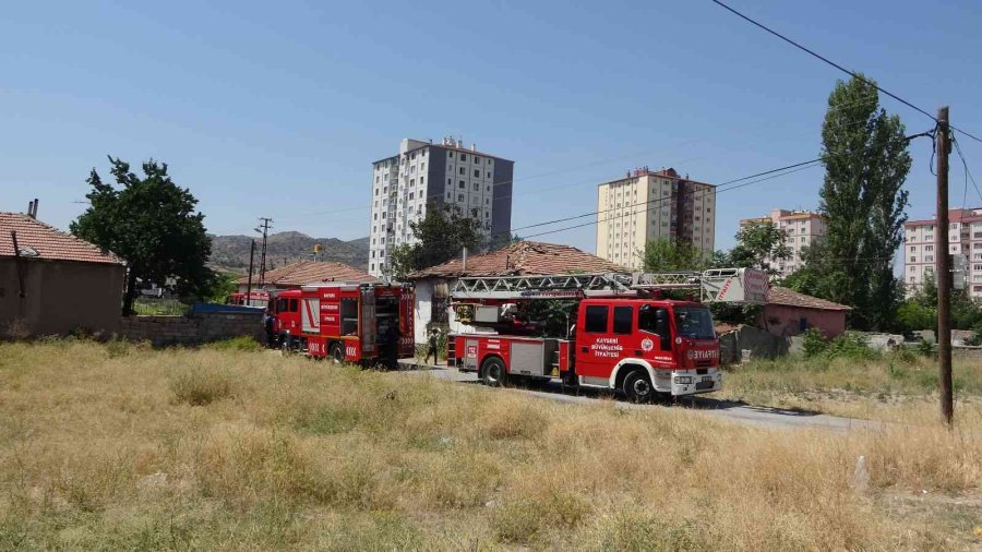 Müstakil Evde Çıkan Yangın Söndürüldü