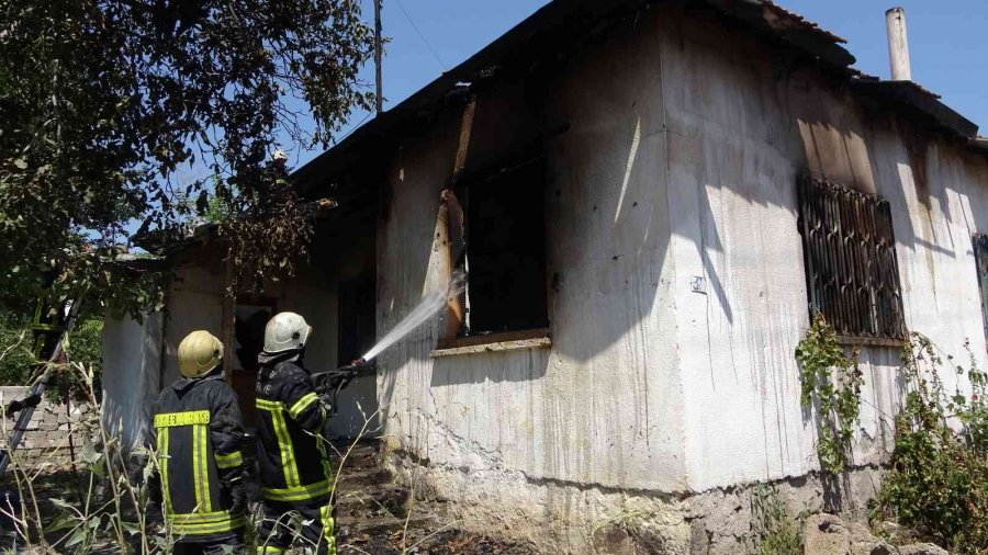 Müstakil Evde Çıkan Yangın Söndürüldü