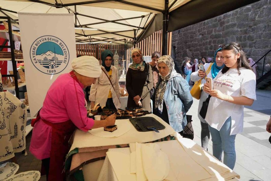 Kayseri Altın Eller Geleneksel El Sanatları Festivali’ne Yoğun İlgi