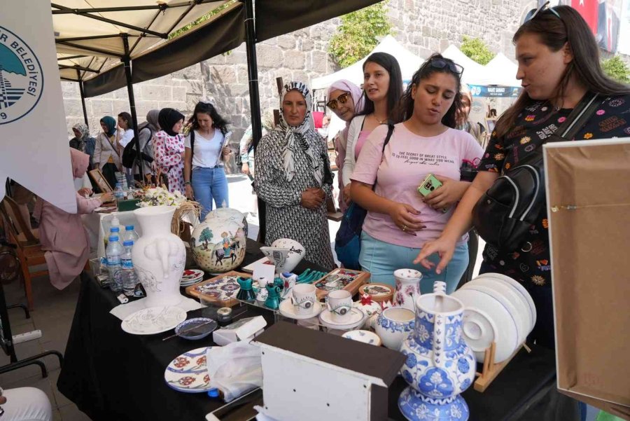 Kayseri Altın Eller Geleneksel El Sanatları Festivali’ne Yoğun İlgi