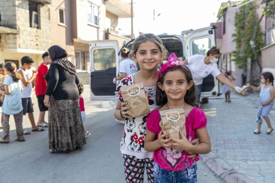 Mersin’de Çocuklara Çikolatalı Cupcake Ve Limonata Dağıtılıyor