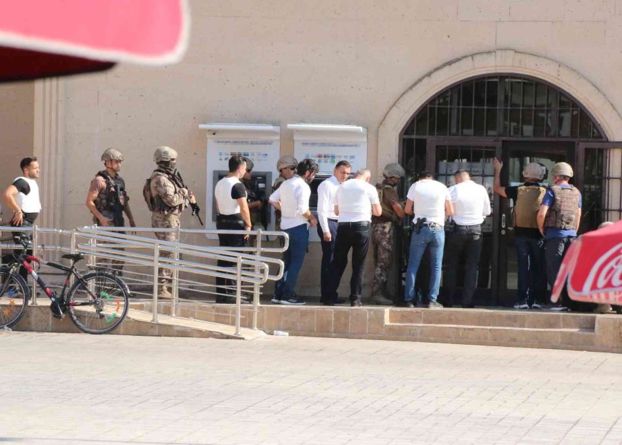 Banka Müdürünü Rehin Alan Şahsın Yüklü Miktarda Borcu Varmış