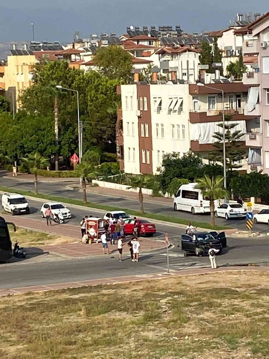 Manavgat’ta İki Otomobil Çarpıştı: 2 Yaralı