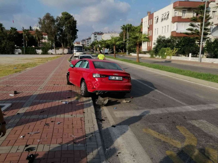 Manavgat’ta İki Otomobil Çarpıştı: 2 Yaralı