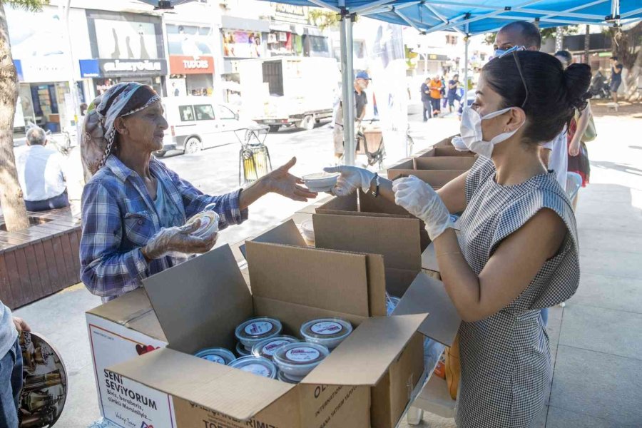 Mersin’de 20 Bin Paket Aşure Dağıtıldı