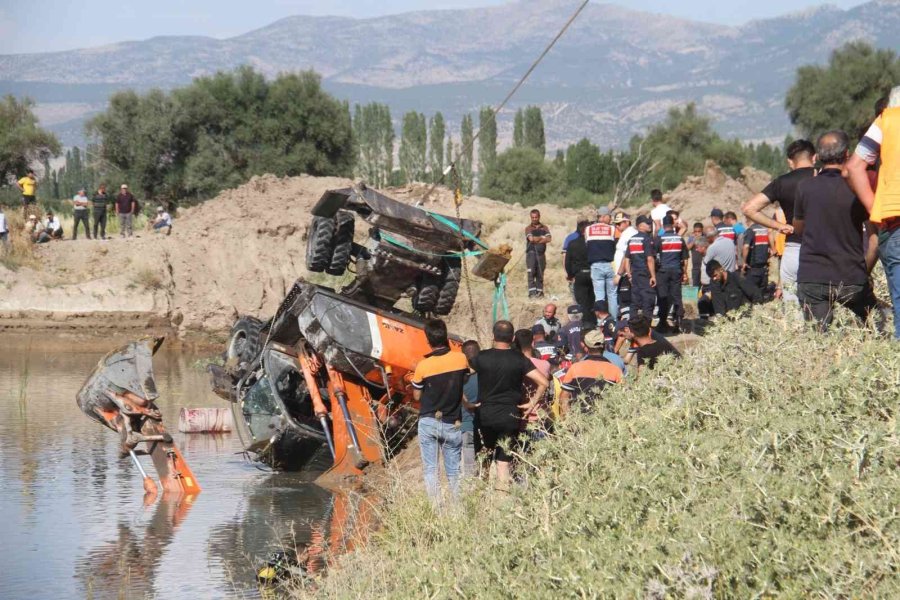 Konya’da Gölete Düşen İş Makinesinin Operatörü Hayatını Kaybetti