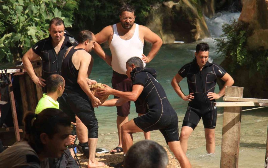 Vadideki Suyun Altında Devasa Kayaya Sıkışıp Ölen Çocuğu Kurtarma Çalışması Sürüyor