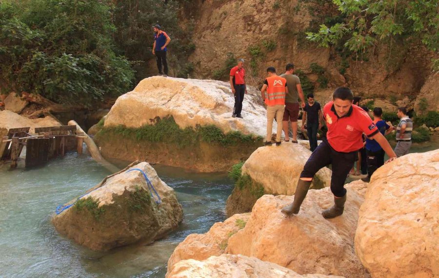 Vadideki Suyun Altında Devasa Kayaya Sıkışıp Ölen Çocuğu Kurtarma Çalışması Sürüyor