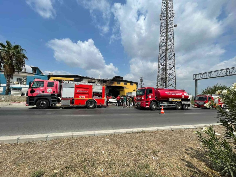 Mersin’de Geri Dönüşüm Tesisindeki Yangın Kontrol Altına Alındı