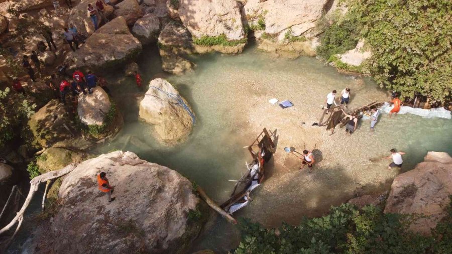 Vadideki Suyun Altında Devasa Kayaya Sıkışıp Ölen Çocuğu Kurtarma Çalışması Sürüyor