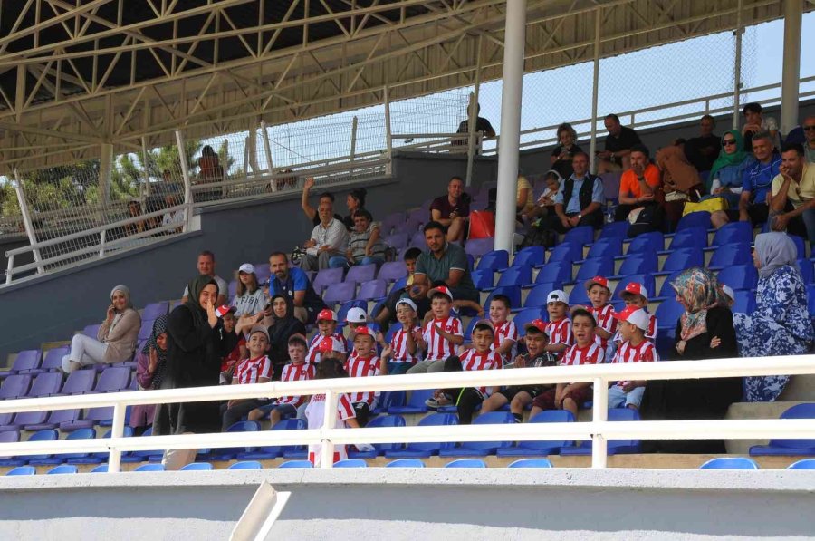 Akşehir Onur Günü U12 Futbol Turnuvası, Çekişmeli Maçlara Sahne Oluyor